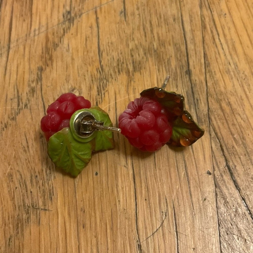 Raspberry stud earrings